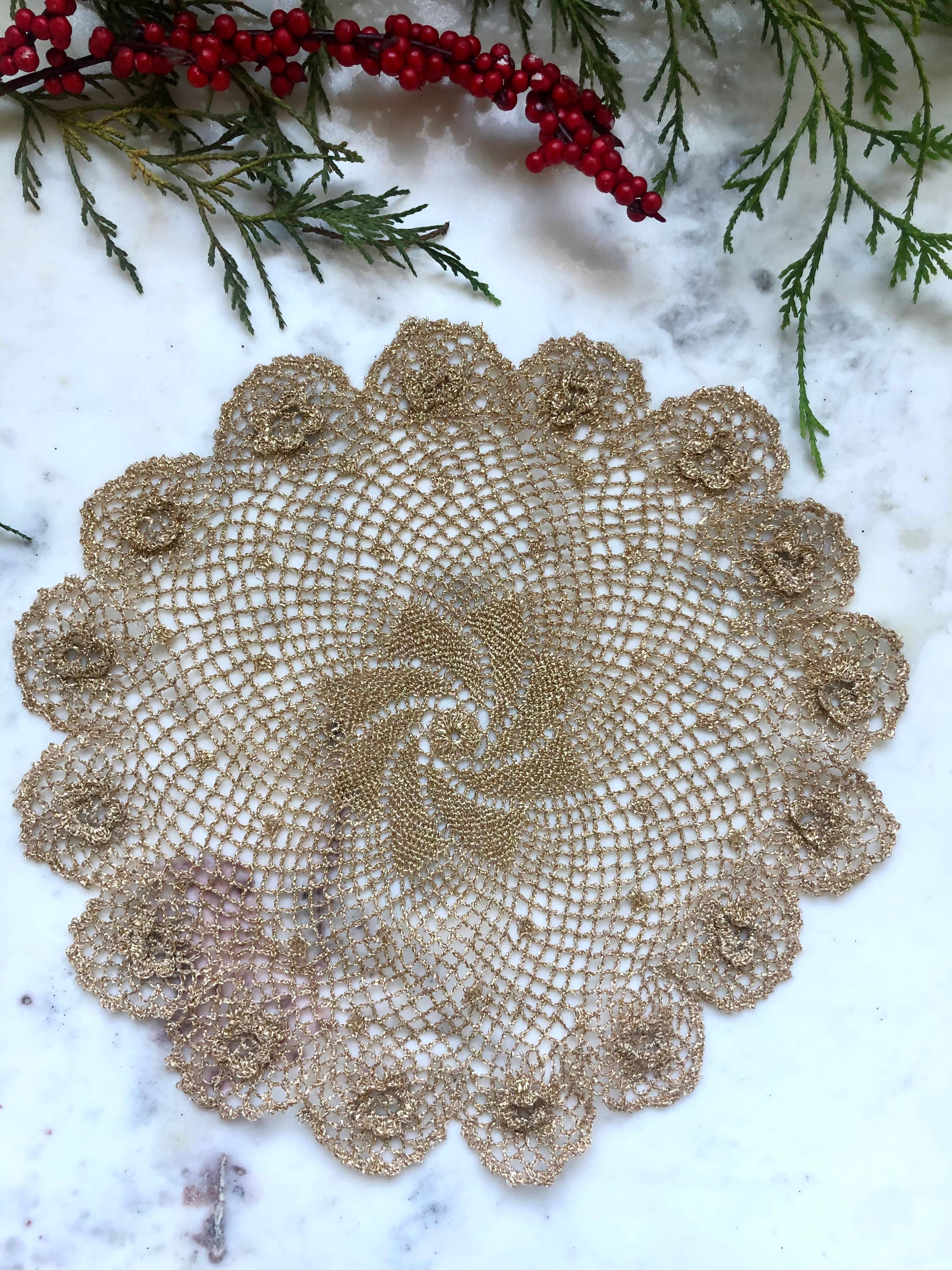 7662. Annie's Treasures Irish Rose Doilies Fine Crochet Rd Gold