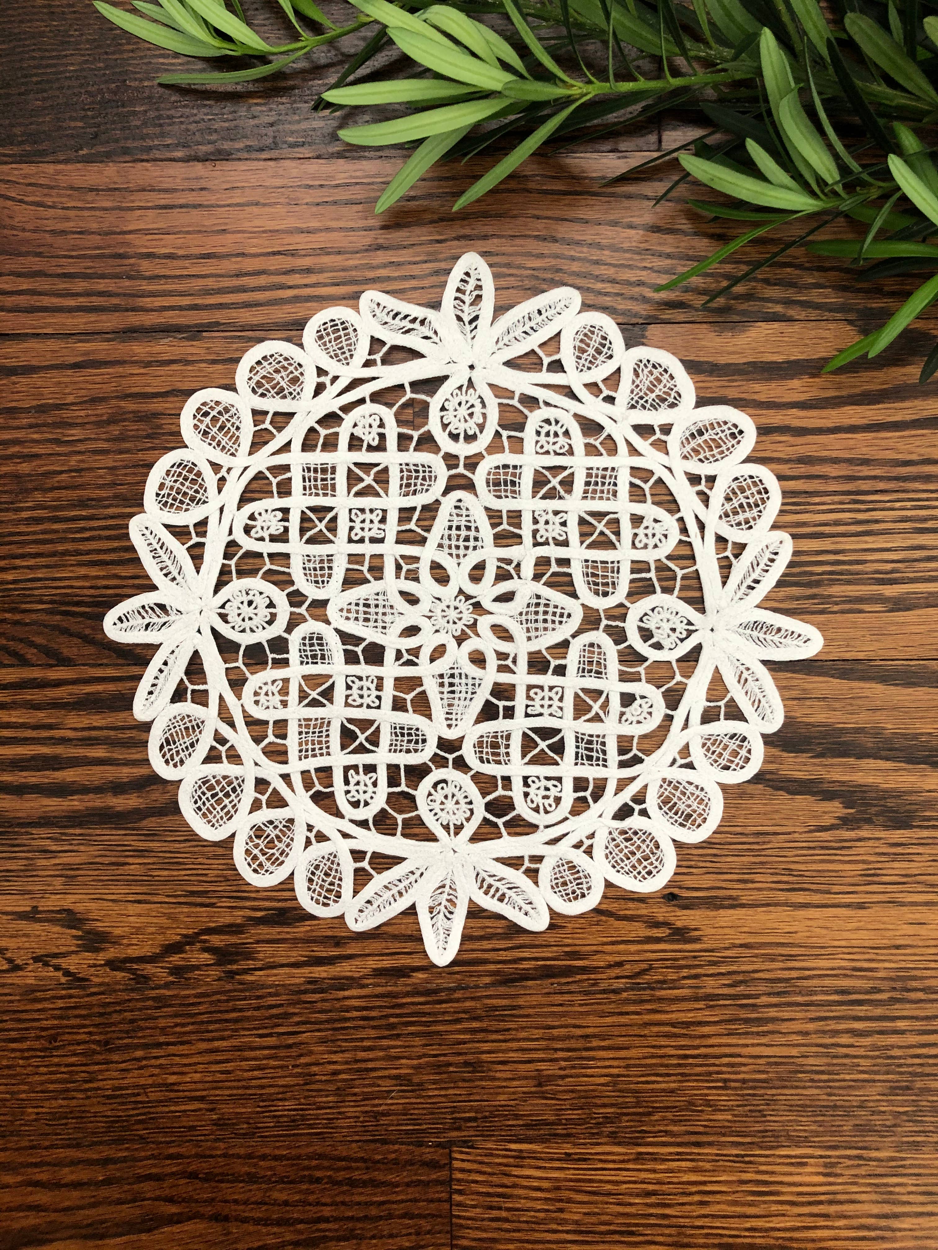 7659. Annie’s Treasures Doilies Battenberg Machine 8" Round