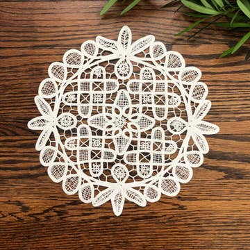 7815. Annie’s Treasures Doilies Battenberg Machine 8" Round