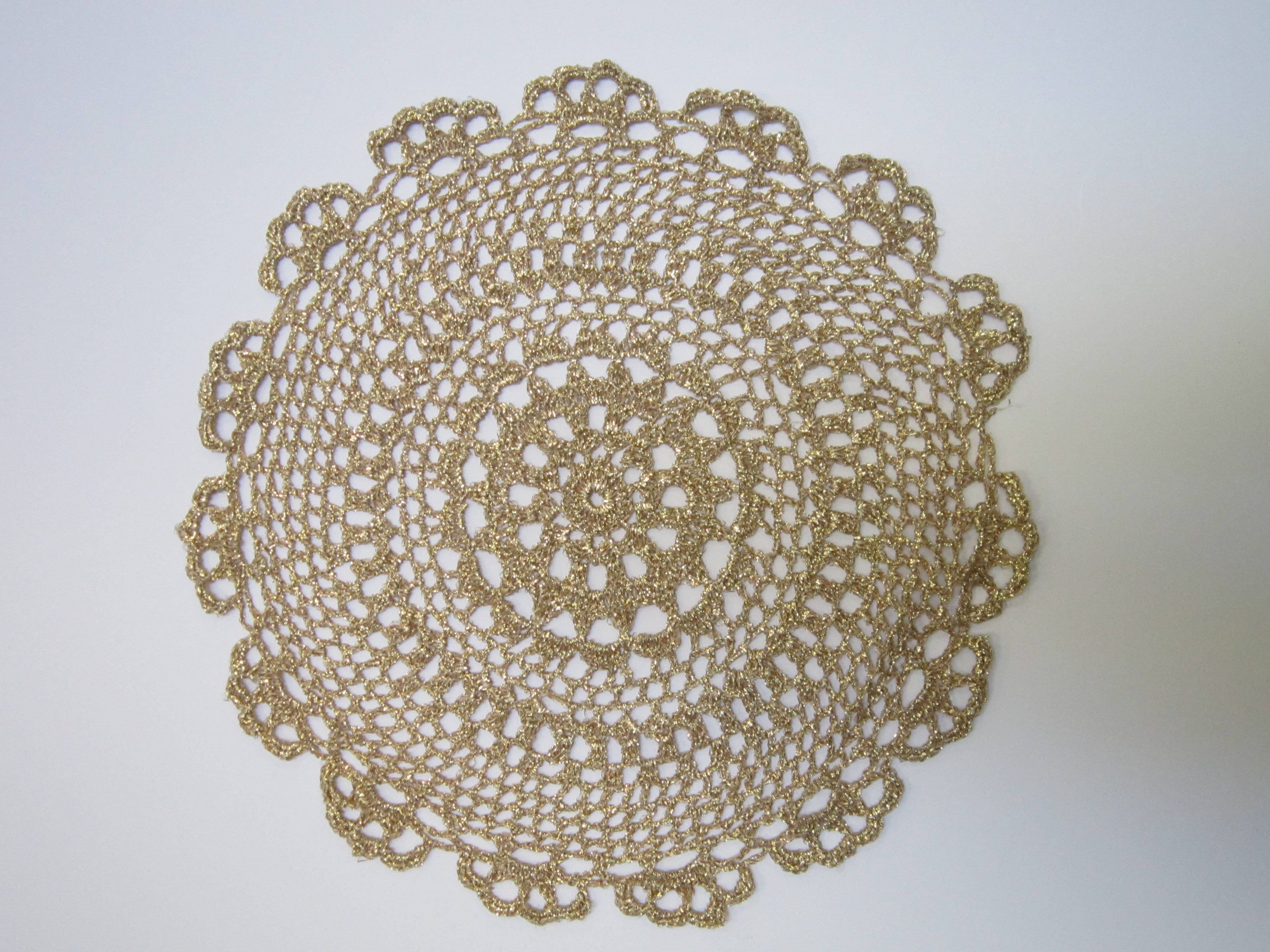 7661. Annie’s Treasures Doilies "Pacifica" 10" Round