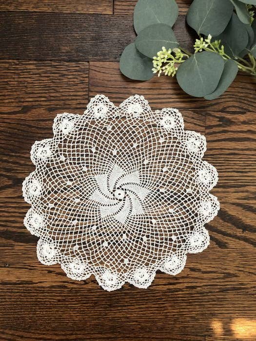 Annie's Treasures Irish Rose Doilies Round Shape