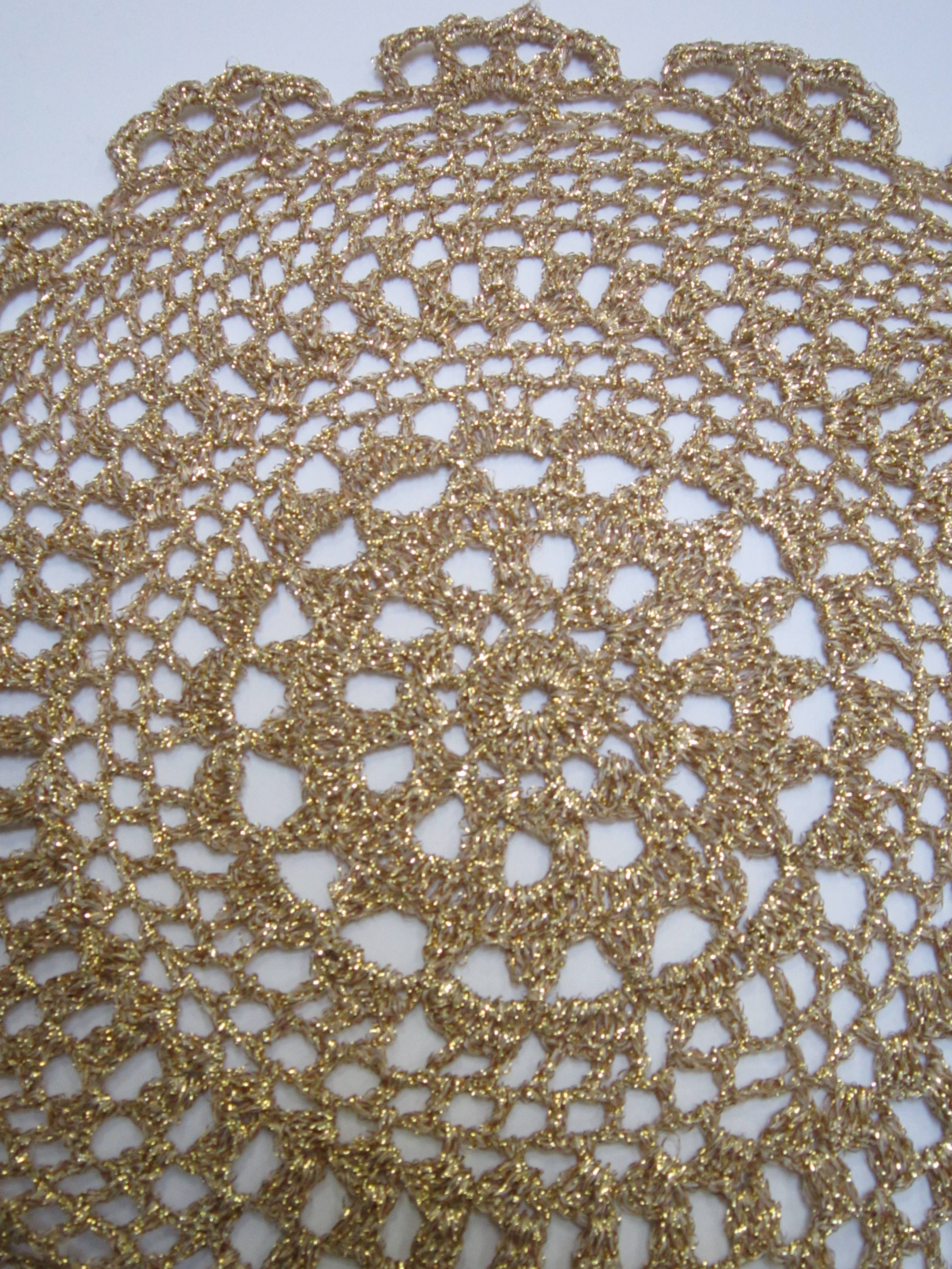7661. Annie’s Treasures Doilies "Pacifica" 10" Round