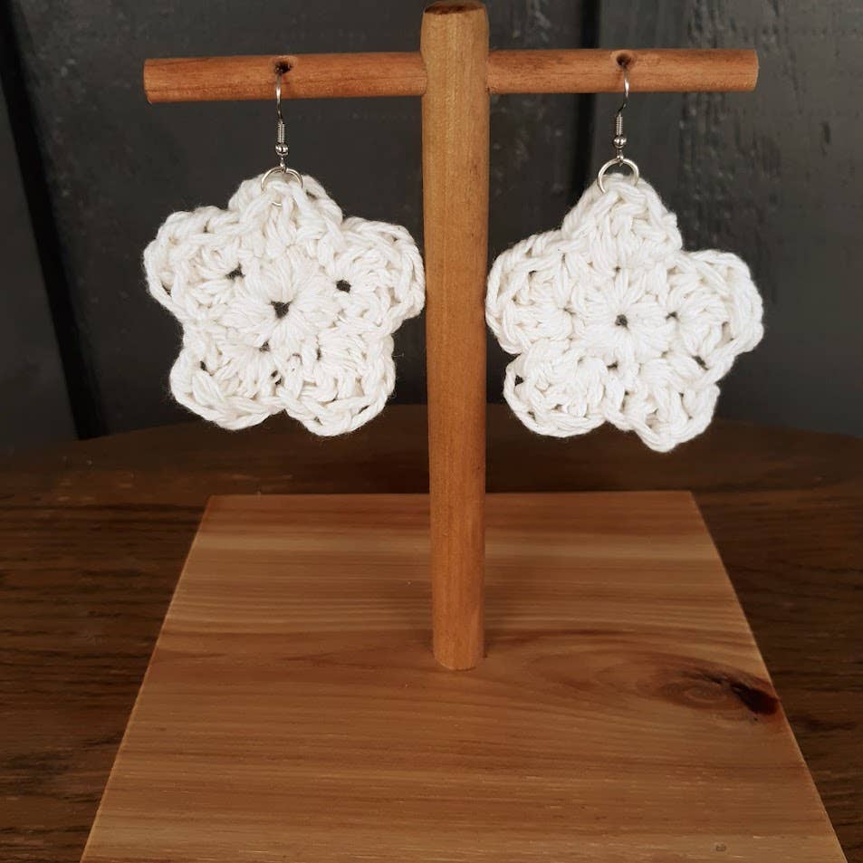 4100. Rustic Boho Daisy Ecru Daisy Flower Crochet  Earrings