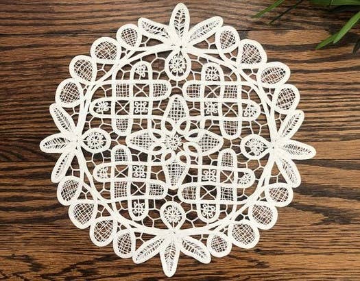 7659. Annie’s Treasures Doilies Battenberg Machine 8" Round