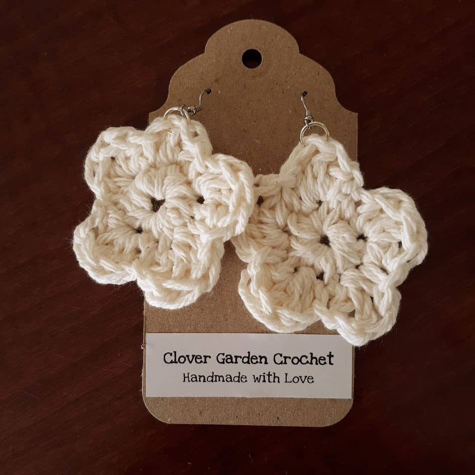 4100. Rustic Boho Daisy Ecru Daisy Flower Crochet  Earrings